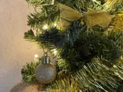 LS-LebenStil Deko Weihnachtsbaum 60cm Gold 20 LED Geschmückt Sockel Tannenbaum Tisch-Deko -Künstliche Weihnachtsbäume das Geschäft c2fc273754c4a95ca1ae83c42939fb79